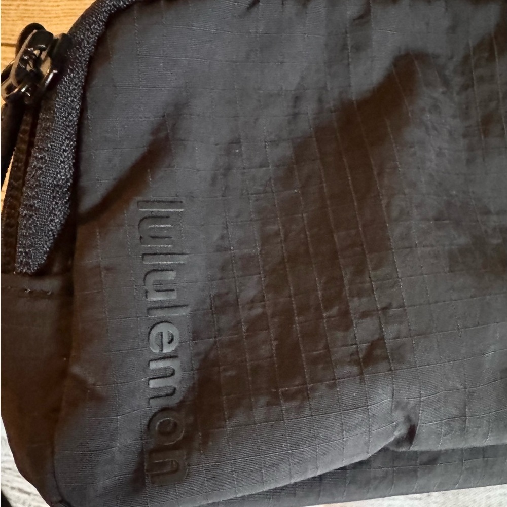 Lululemon Everywhere Belt Bag Black Crossbody Waist Pack Nylon O/S - Picture 3 of 8